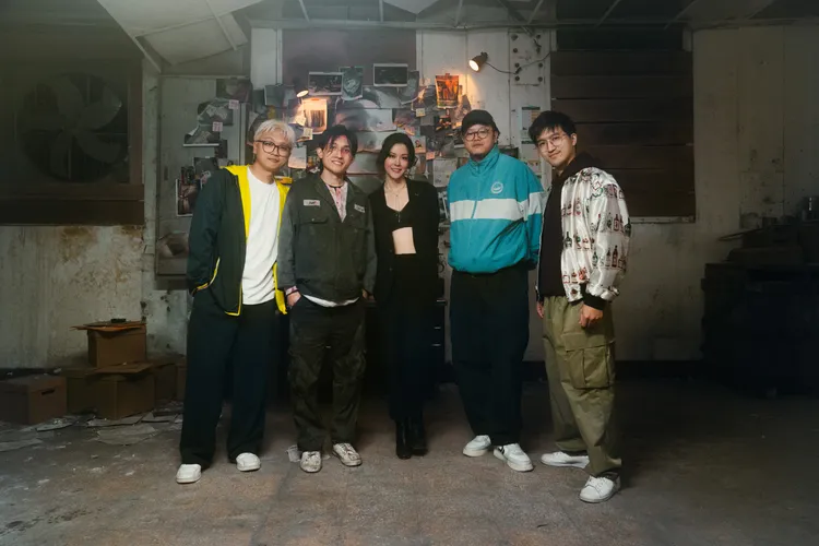 冰球樂團新MV邀來聿安（中）擔綱女主角。何樂音樂提供