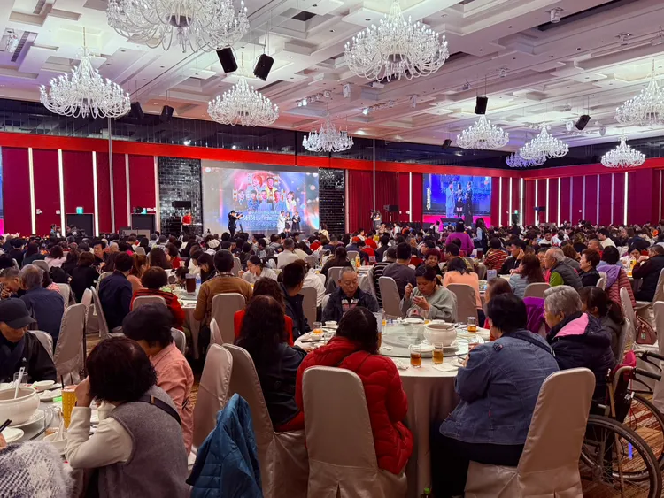 這場新歌發表會在故鄉台南舉行，台下擠滿許多忠實歌迷。莊曜聰攝