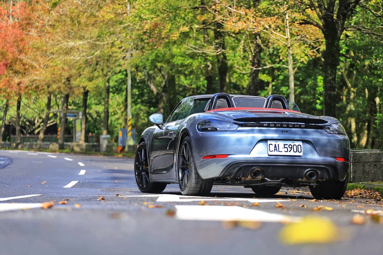 Porsche 718 Boxster GTS 4.0保留了內燃機跑車最原始的律動與聲浪，座艙、操控、聲浪細節完整一致，追求的是純粹參與感，是現今少有的純種跑車典範，也是內燃機時代留給車迷的最後告白。林浩昇攝
