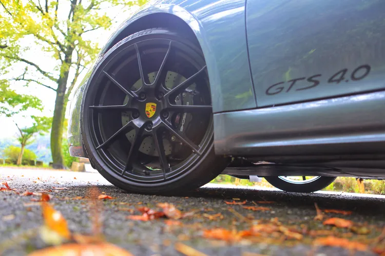 20吋Satin Black輪圈為GTS專屬配置，低調中展現力量感，與整體車身設計相得益彰。林浩昇攝