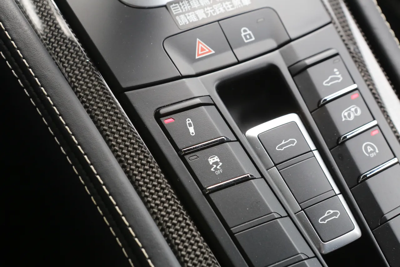 排檔桿後方的實體按鍵掌控懸吊、循跡系統、升降尾翼、排氣聲浪與怠速啟閉；而頂篷開關則是讓敞篷體驗立即生效的核心。林浩昇攝