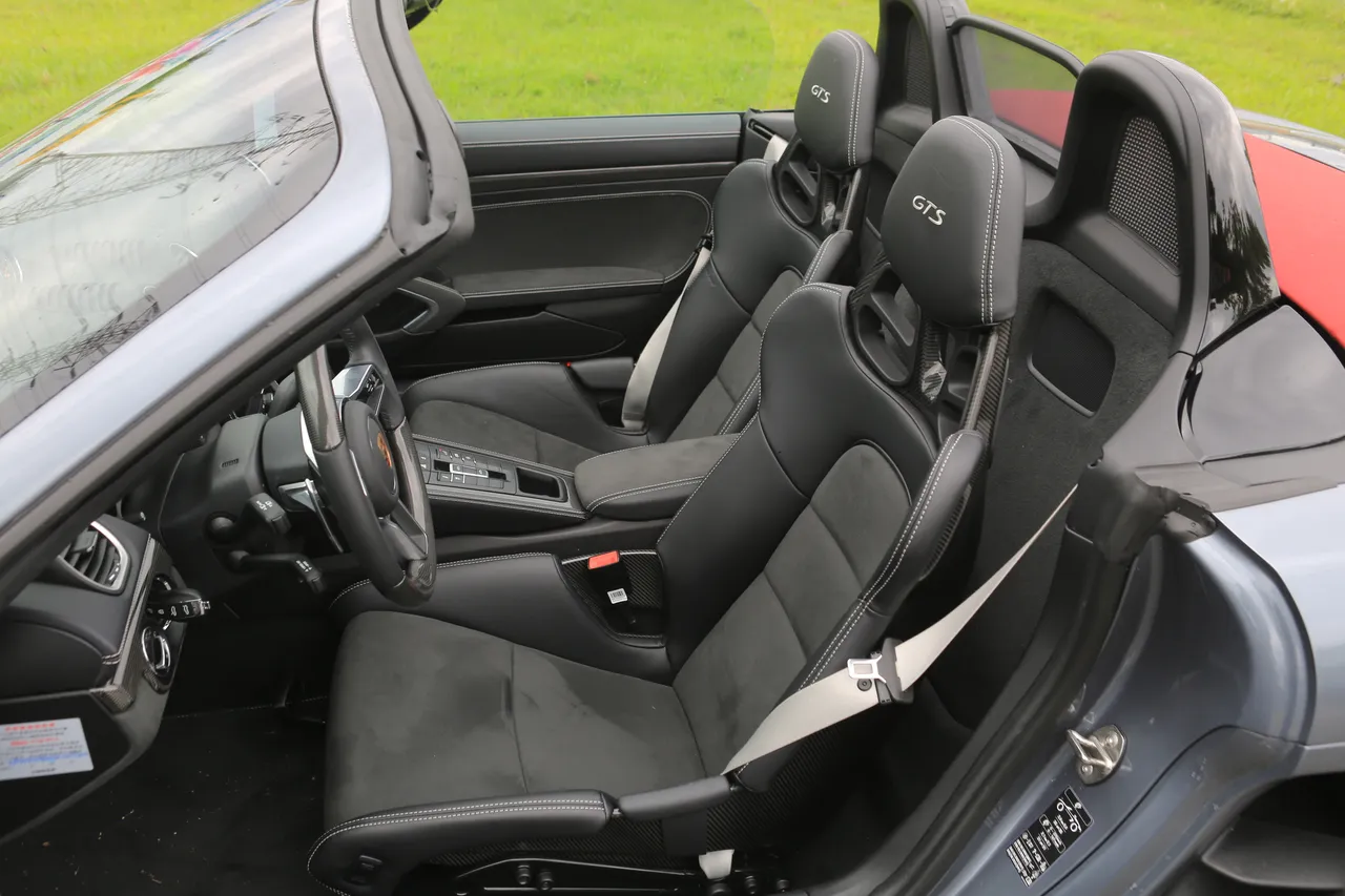 碳纖維賽車桶椅僅保留高度電調，其餘皆手動設定，支撐與包覆毫不妥協，坐上去就知道這是一張為駕駛而生的座椅。林浩昇攝