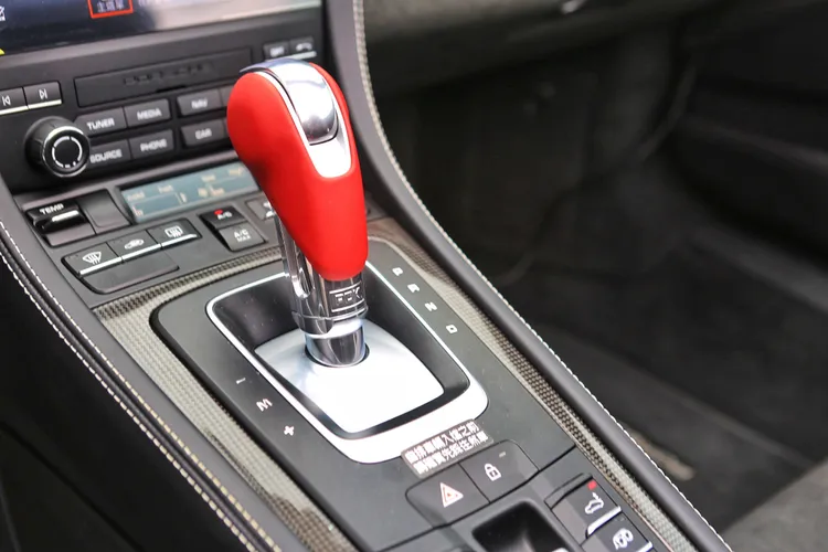 PDK變速箱提供精準又快速的換檔體驗，每次油門踩下都能感受到即時回應，這讓駕駛對速度與節奏都掌握得更清楚。林浩昇攝