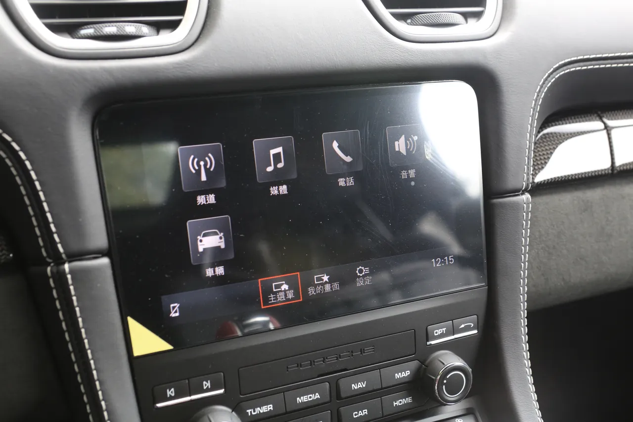 保時捷PCM系統維持經典架構，雖功能不如時下新世代車款那般豐富，但起碼具有Apple CarPlay連結，倒車顯影需另外選配。林浩昇攝