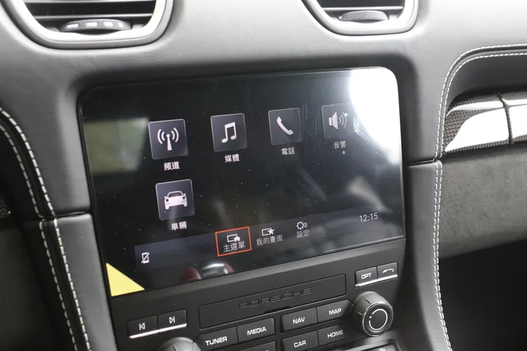 保時捷PCM系統維持經典架構，雖功能不如時下新世代車款那般豐富，但起碼具有Apple CarPlay連結，倒車顯影需另外選配。林浩昇攝