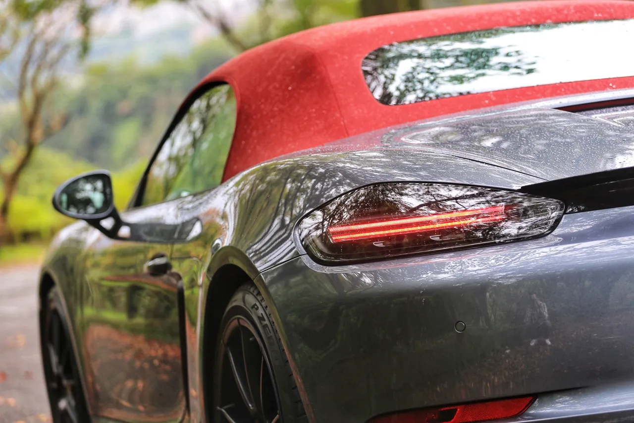 駕駛座後方的4.0升水平對臥六缸自然進氣引擎，400匹馬力搭配不到1.5噸的車重與跑車計時套件，能在4秒內完成零百加速。林浩昇攝