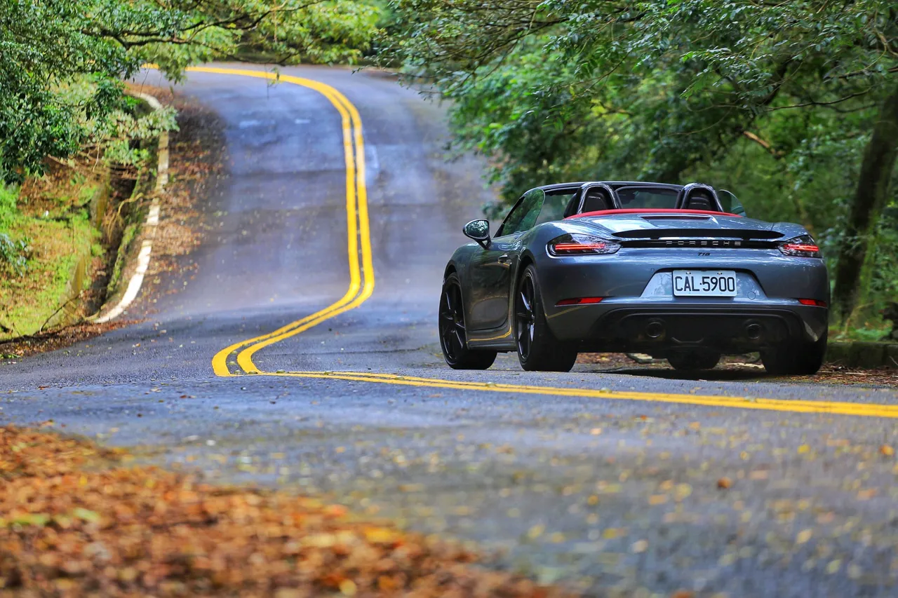 短捷的車身、清晰的中置引擎分布，以及GTS專屬尾翼與排氣管，讓718 Boxster GTS 4.0車尾每一處都在提醒駕駛，這是一輛需要你全程參與的純粹跑車。林浩昇攝