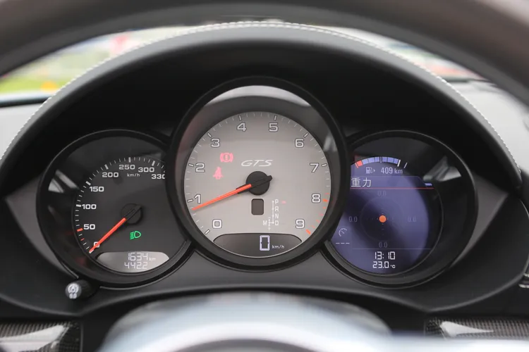 置中三環轉速錶即將成為絕響，指針的每一次跳動都提醒著內燃機跑車的最後榮光。林浩昇攝