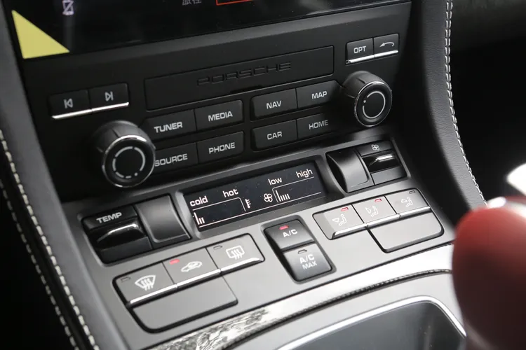 中控台保留大量實體按鍵與傳統空調系統操作，邏輯清楚直覺，展現保時捷對駕駛參與感的堅持。林浩昇攝
