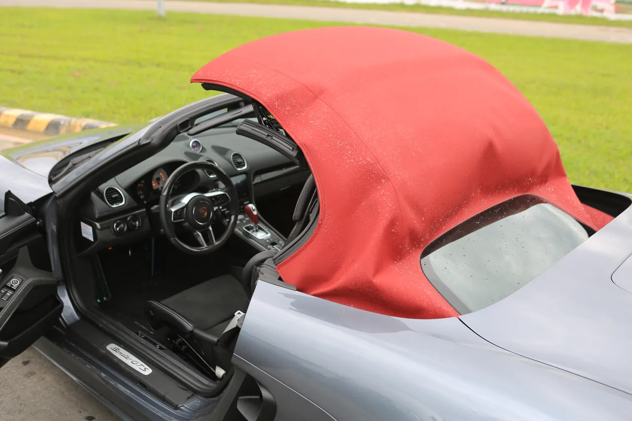 敞篷僅需9秒即可完成開閉，且可在時速50km/h內操作。林浩昇攝