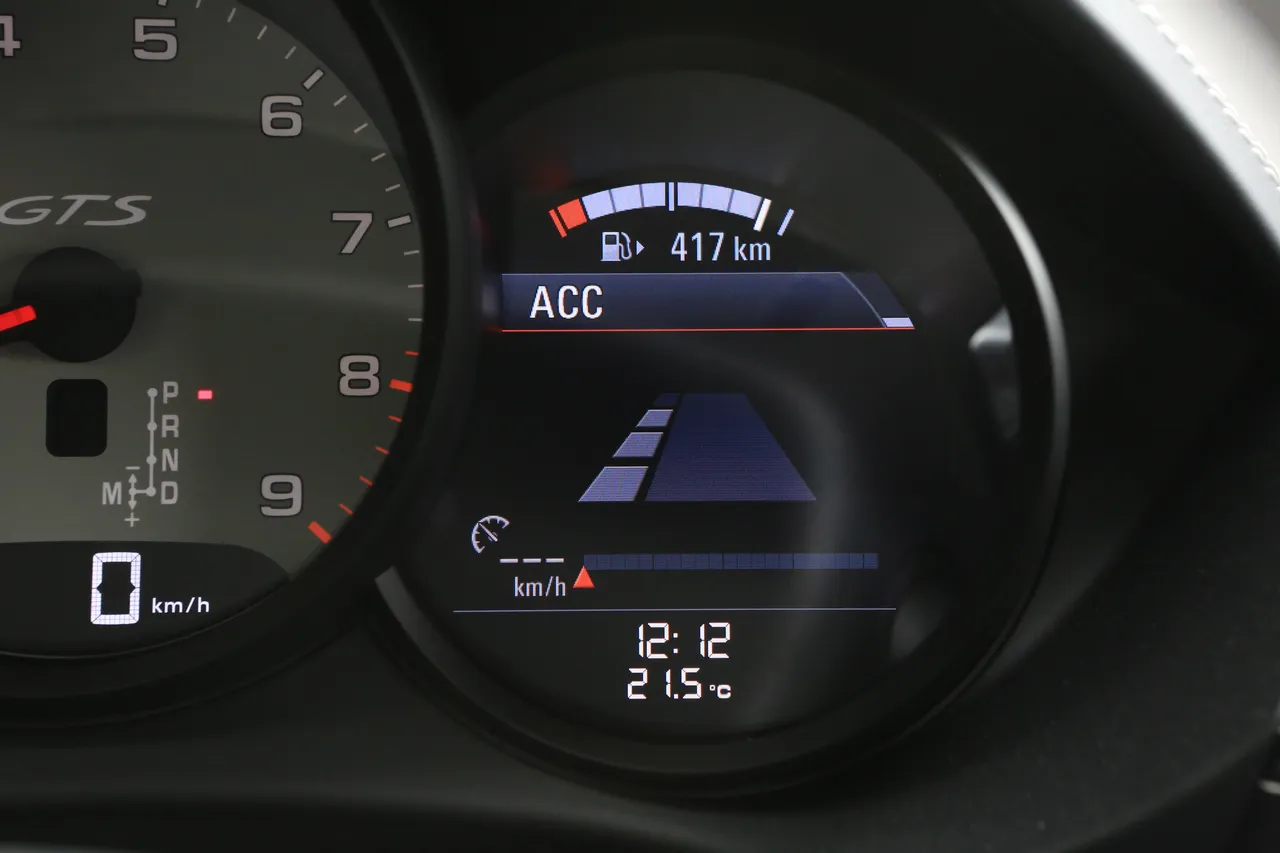 三環儀錶右側整合行車資訊幕，可顯示音訊、車輛狀態、胎壓、行程與計時等功能，一目了然。林浩昇攝