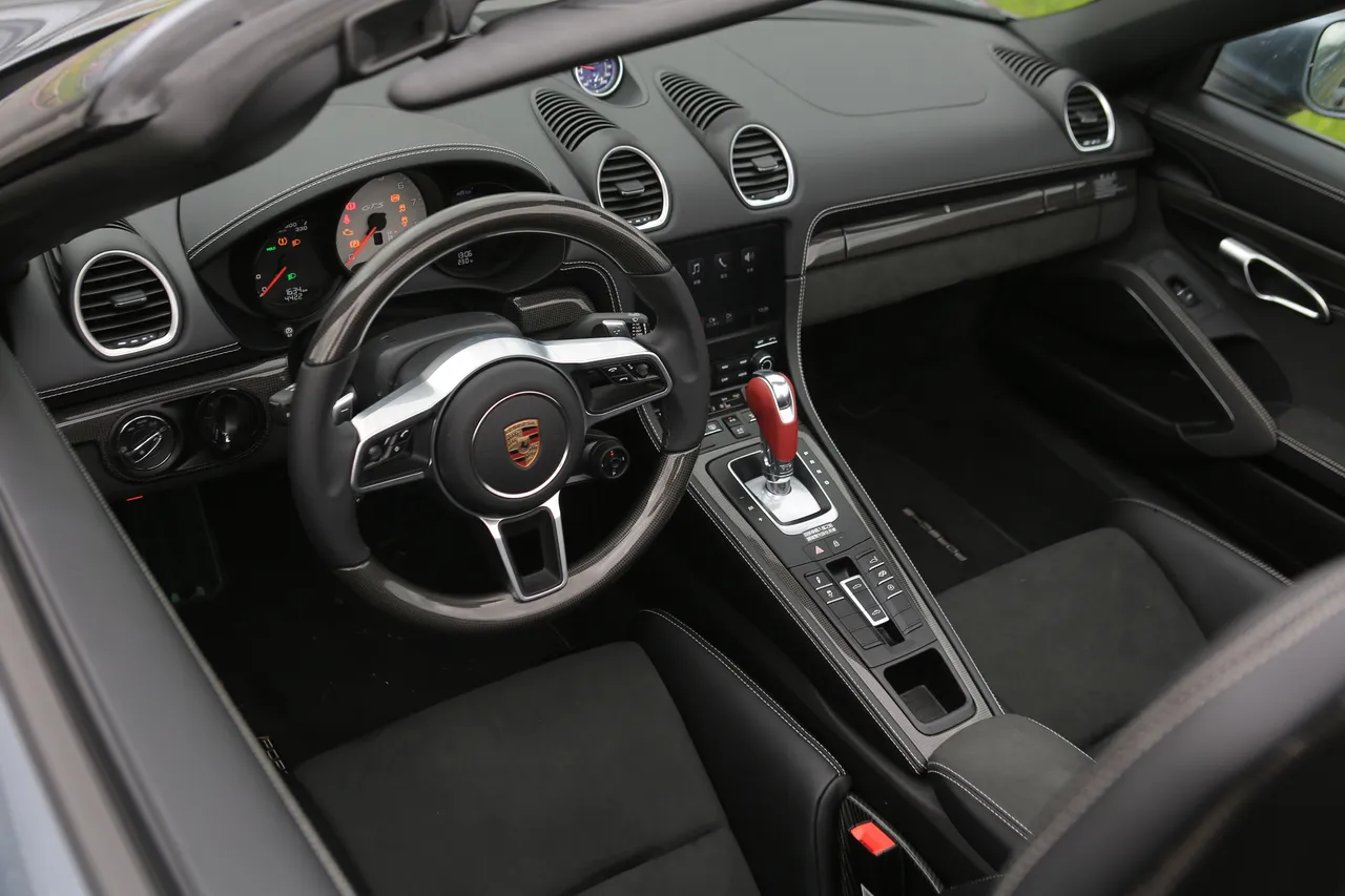 718 Boxster GTS 4.0的座艙實體按鍵與傳統排檔座布局保留純粹駕駛感，中控台沒有浮誇螢幕，氛圍簡潔而專注。林浩昇攝