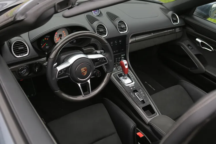 718 Boxster GTS 4.0的座艙實體按鍵與傳統排檔座布局保留純粹駕駛感，中控台沒有浮誇螢幕，氛圍簡潔而專注。林浩昇攝