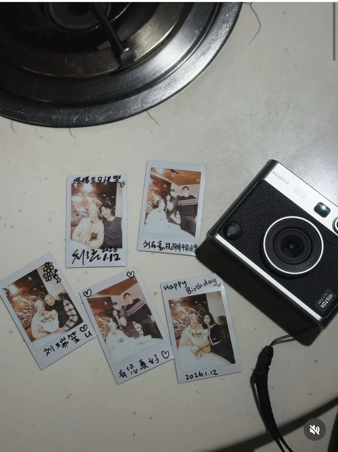 劉書宏分享的拍立得，其中女子還獻花給劉媽媽（下排右），看來已打入劉家。翻攝自劉書宏IG