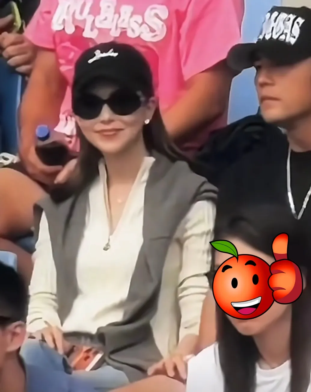 昆凌用手輕拍老公周杰倫大腿。翻攝微博