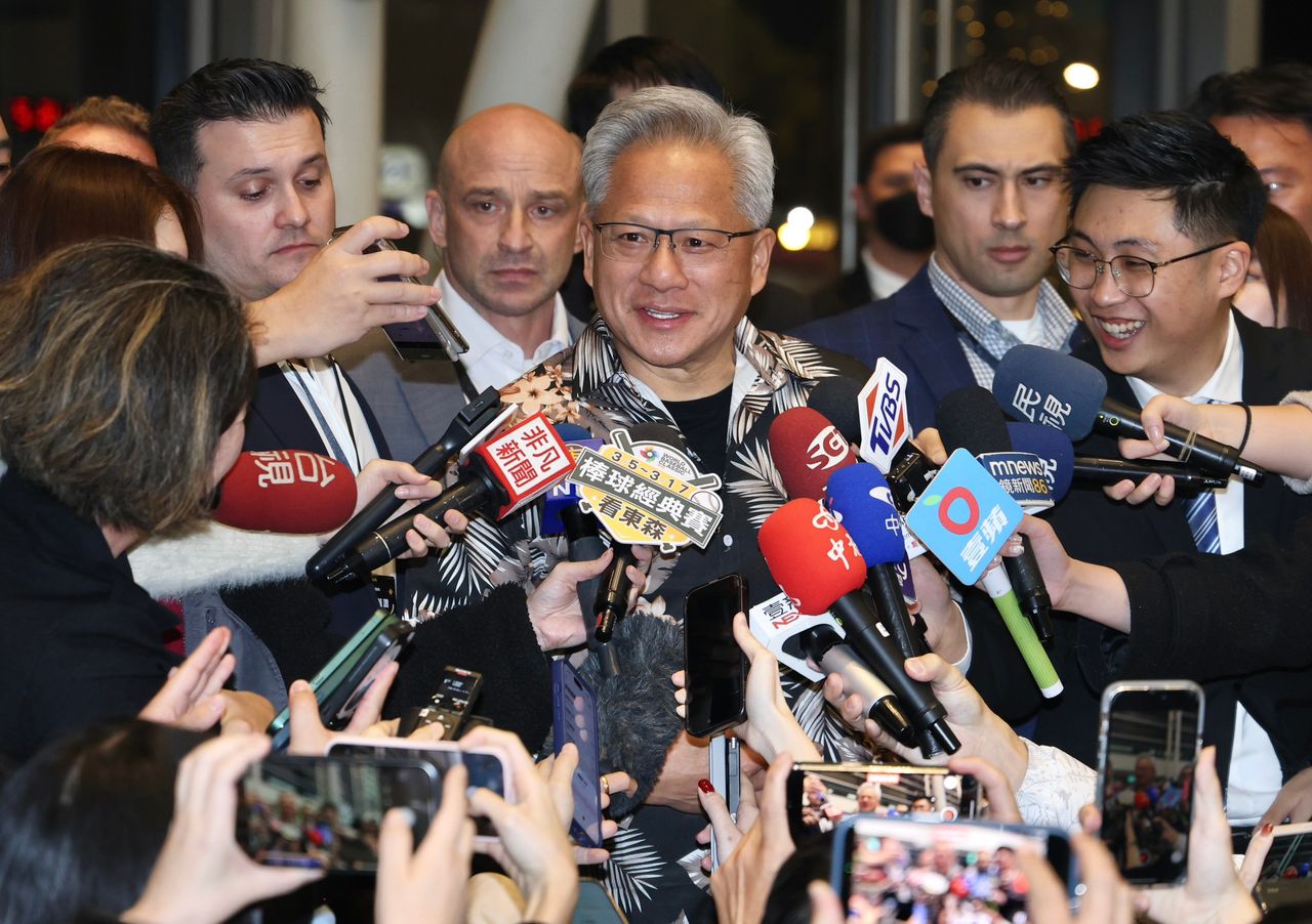 台灣味「尚蓋讚」!黃仁勳身穿花襯衫現身輝達尾牙 喊要在台擴大徵才