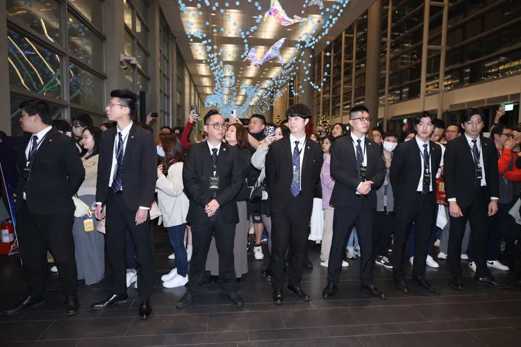 現場擠滿民眾一睹輝達執行長黃仁勳風采。莊宗達攝