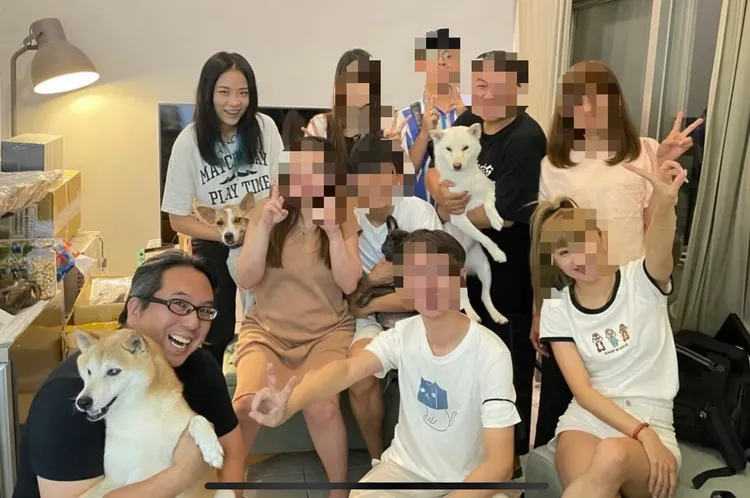 莊景雲（前排左）與朴星慧（後排左）同居多年。翻攝IG