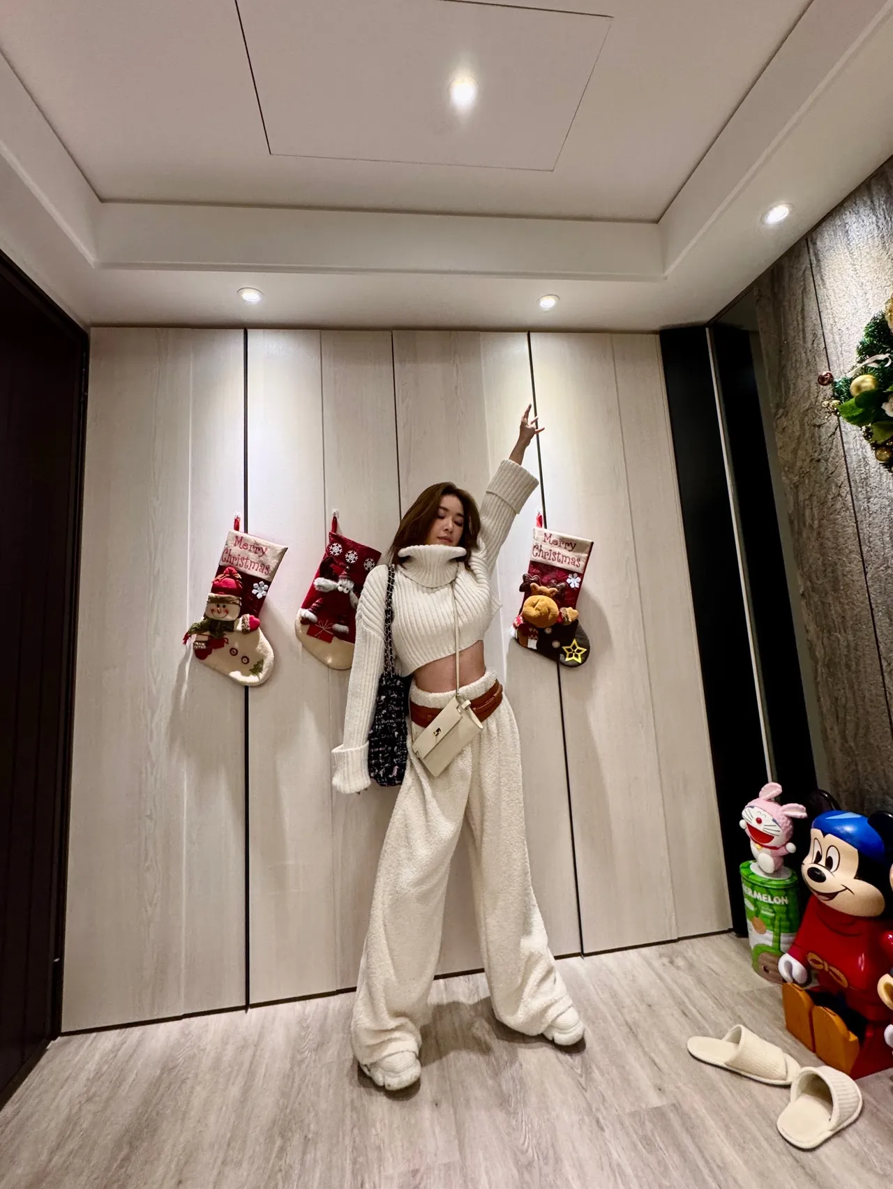 許維恩恢復纖瘦身材，穿中空裝露出小蠻腰。翻攝許維恩臉書