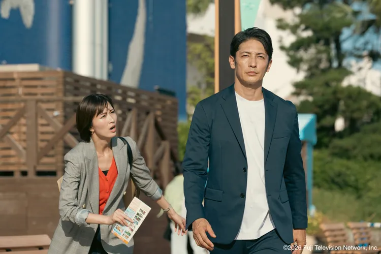 玉木宏（右）飾演專業保險調查員「天音蓮」，岡崎紗繪是他的助手。Hami Video提供