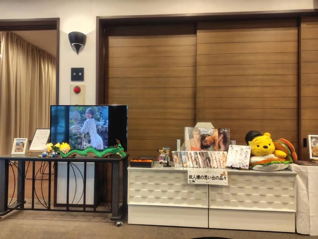 藤乃葵母亲发布追思照，画面中陈列她生前的作品与纪念物品，向外界证实藤乃葵已离世。翻摄藤乃葵Instagram