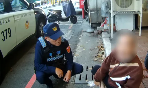 8旬老伯憂阻交通小跑步過馬路跌跤　幸遇警民協助！