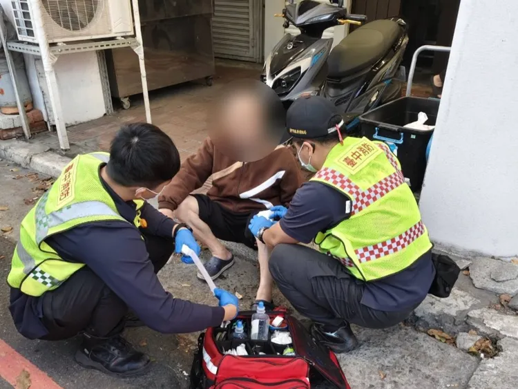 救護員協助包紮黃老伯傷口。翻攝畫面