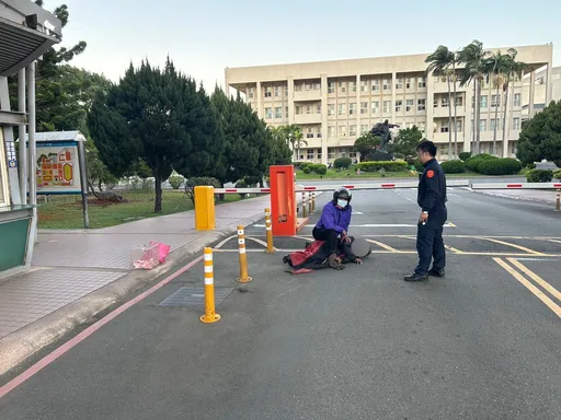 贼星该败！惯窃持旧证闯警察大学偷走土地公庙香油钱箱　校门露馅被逮