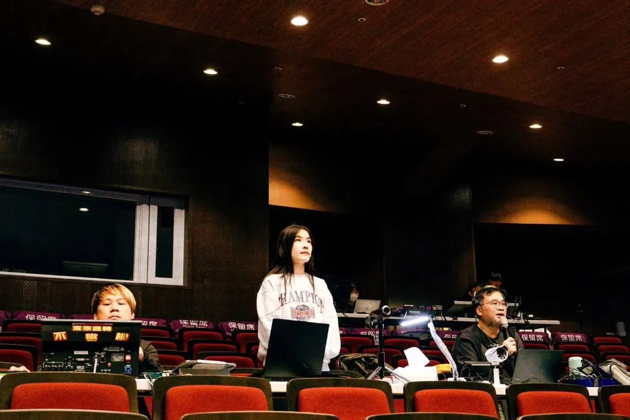 小嫻在音樂劇《唱吧！唱吧！恆春女子》第一次挑戰音樂劇導演、共同編劇、女主角的多重角色。翻攝小嫻臉書