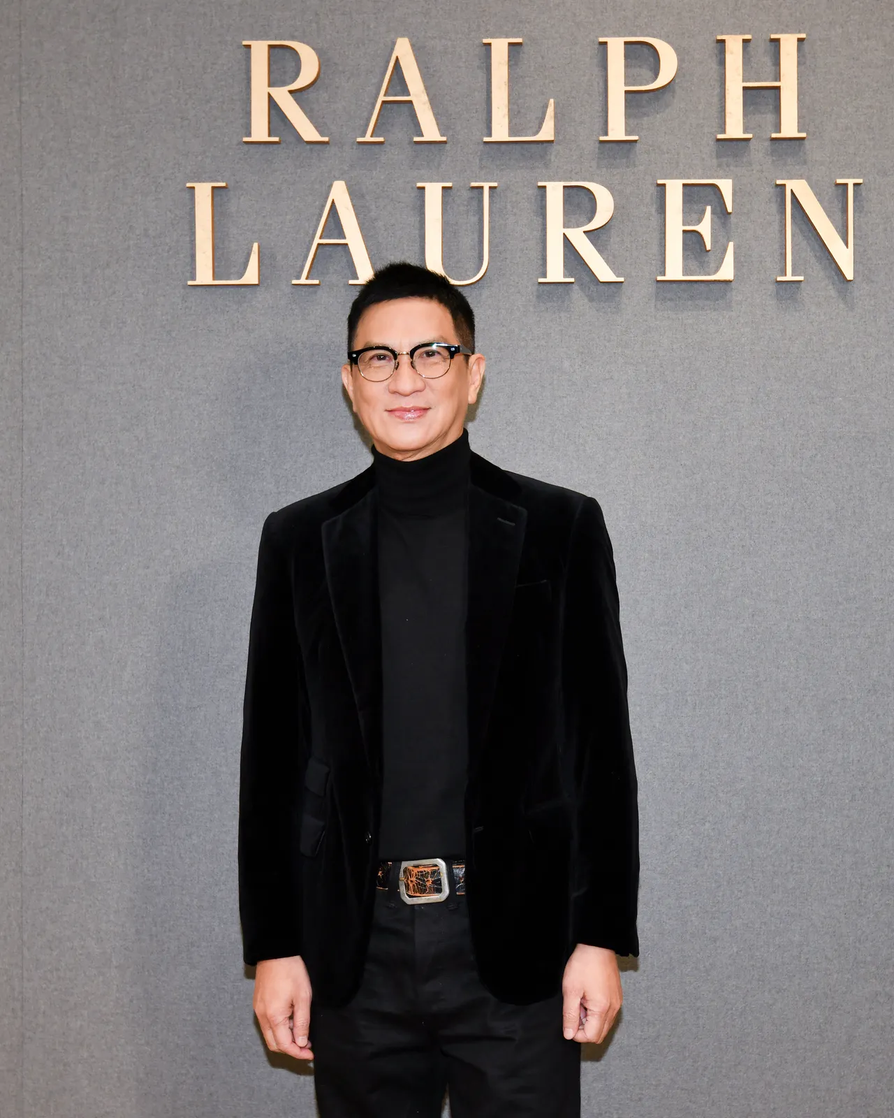 梁家輝換上黑色正裝搭配腰帶現身Ralph Lauren男裝大秀。品牌提供