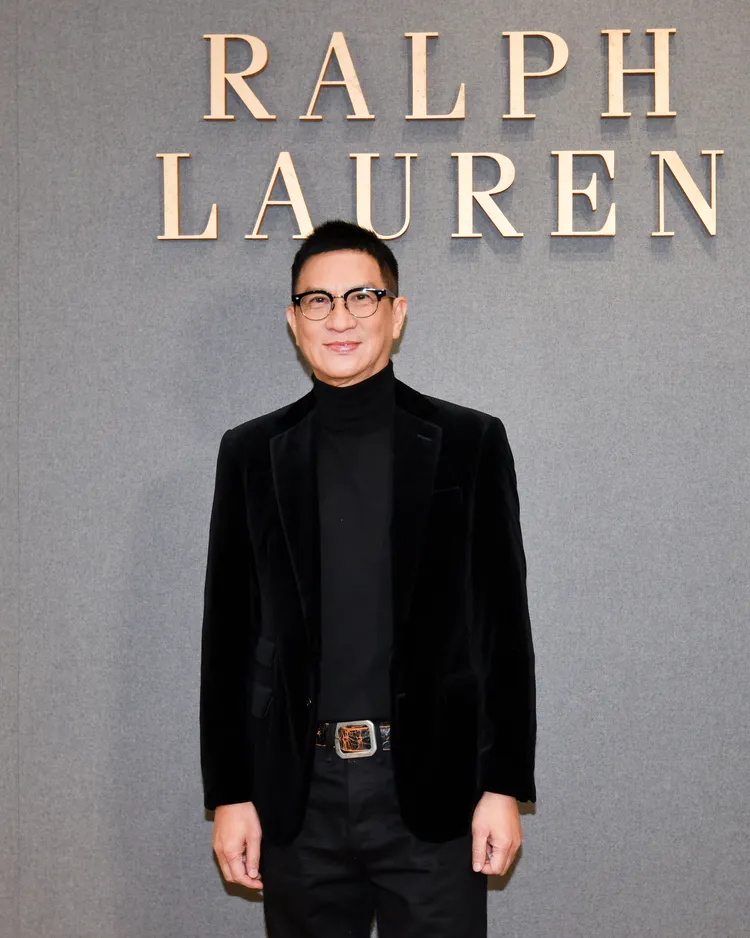 梁家輝換上黑色正裝搭配腰帶現身Ralph Lauren男裝大秀。品牌提供