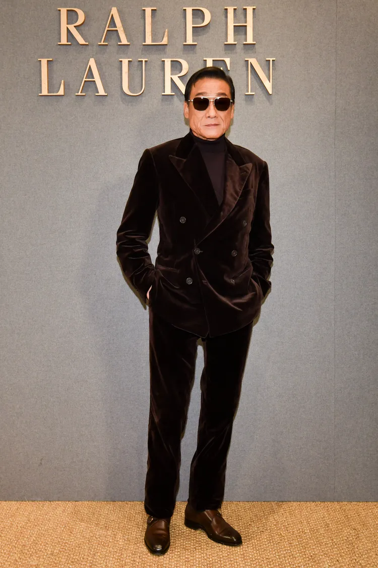 梁家輝以深咖色絲絨西裝套裝現身Ralph Lauren男裝大秀。品牌提供