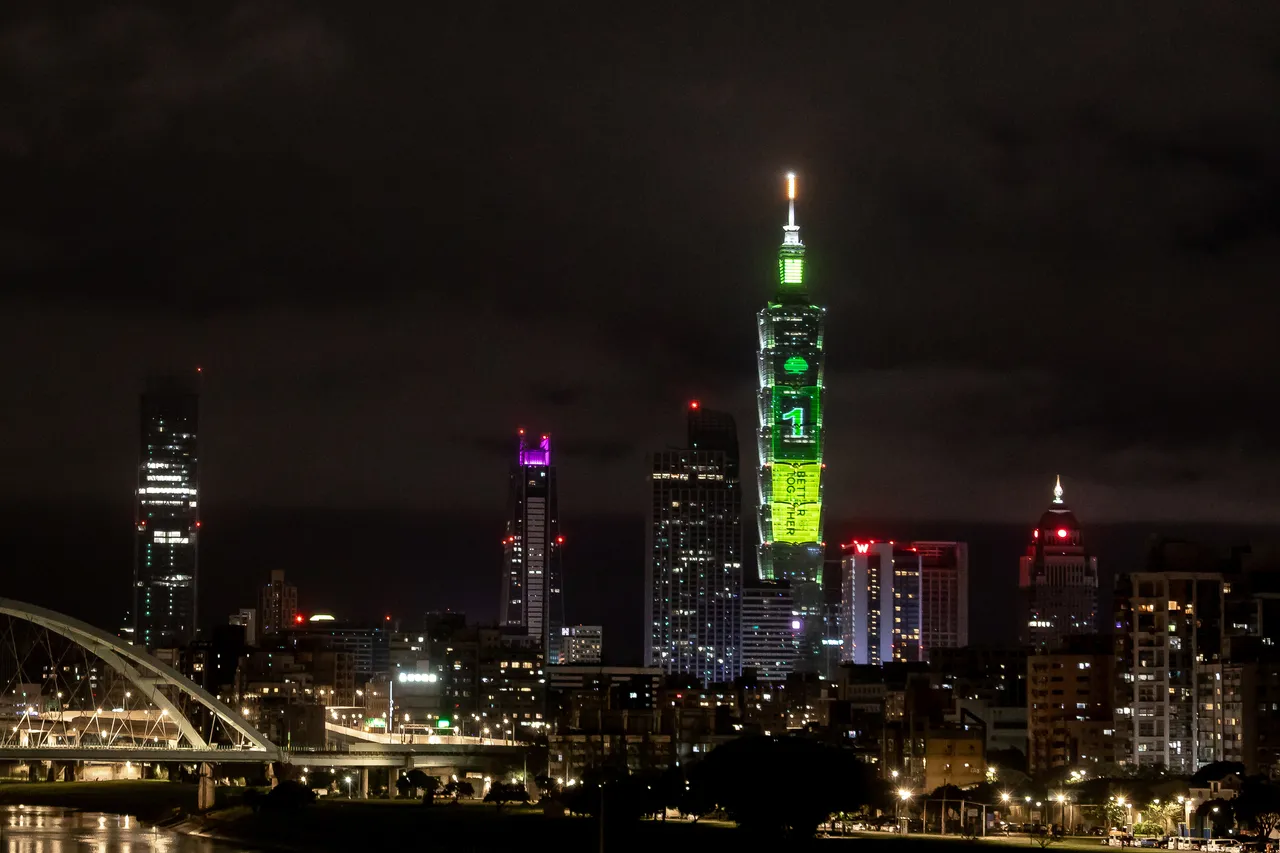 国泰金控跨年光雕点亮101，在台北跨年晚会现场的民众也共同感受光影交织的震撼与温暖，挥别2025，迎接2026新年祝福。国泰金控提供