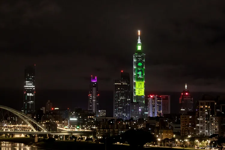 國泰金控跨年光雕點亮101，在台北跨年晚會現場的民眾也共同感受光影交織的震撼與溫暖，揮別2025，迎接2026新年祝福。國泰金控提供