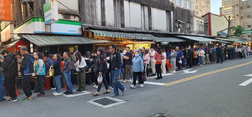 七堵小摊子排队盛况曝光　网惊：什么邪教组织？