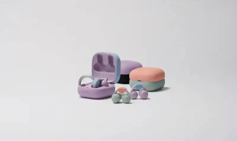 外流圖片顯示，疑似索尼新一代 LinkBuds Clip 採用夾扣式開放設計，搭配圓潤小巧的耳機本體與繽紛配色的充電盒。Walkman Blog