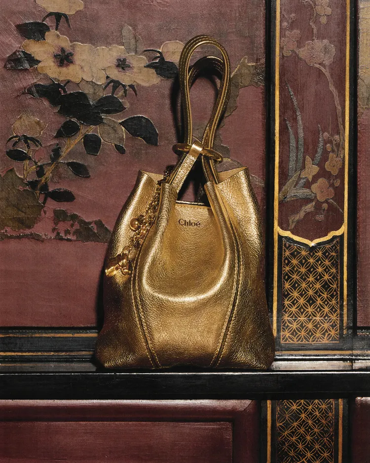 Chloé Spin小號手提包則是換上耀眼淺金色，成為走春亮點。品牌提供