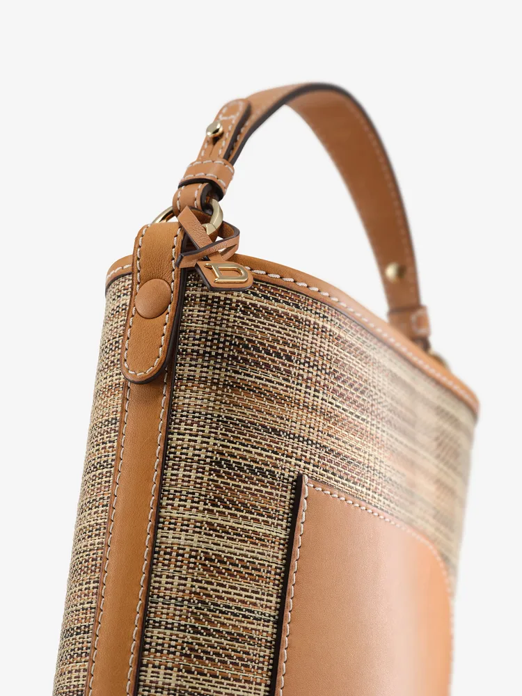 Delvaux將Pin Mini Bucket手袋以珍稀馬鬃毛與天然棉麻纖維交織出新樣貌。品牌提供