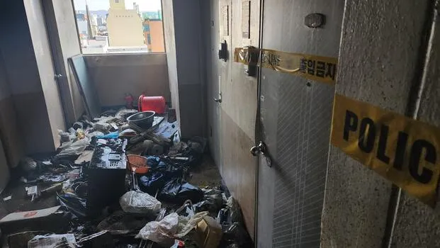 老兵在自家堆積如山的垃圾。koreajoongangdaily