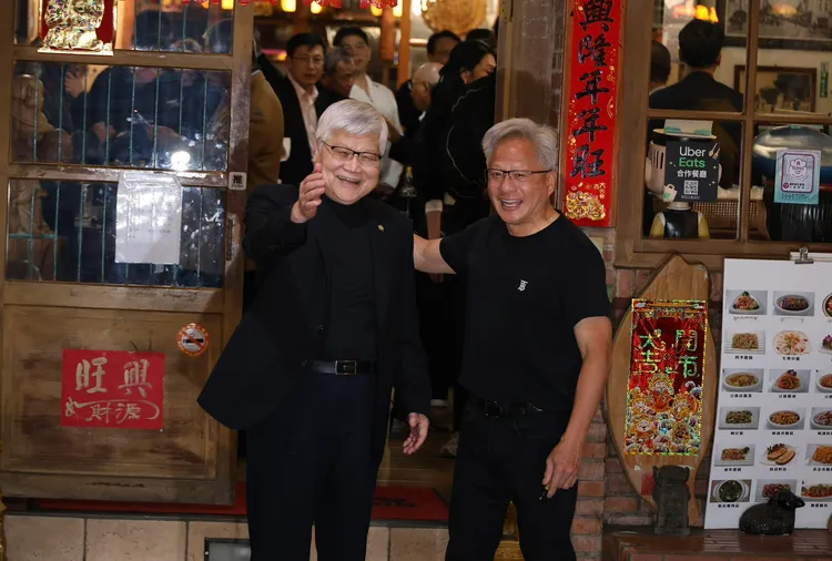 台積電董事長魏哲家（左）與輝達執行長黃仁勳（右）合照。彭欣偉攝