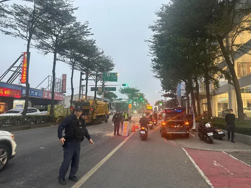 貨車沿路洩漏「液鹼」！路面濕黏　14輛機車打滑、騎士慘摔落地