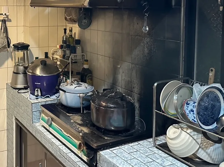 消防局提醒，烹煮時應留在廚房。翻攝畫面