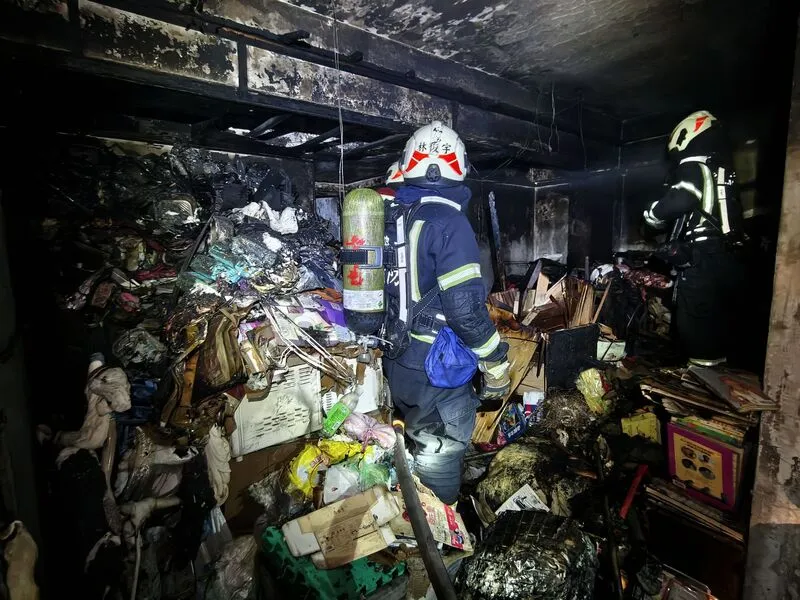 基隆「台北生活家」大火，羅女受困的屋內堆滿大量雜物，導致搜救難度增加，消防小隊長詹能傑不幸殉職。翻攝畫面