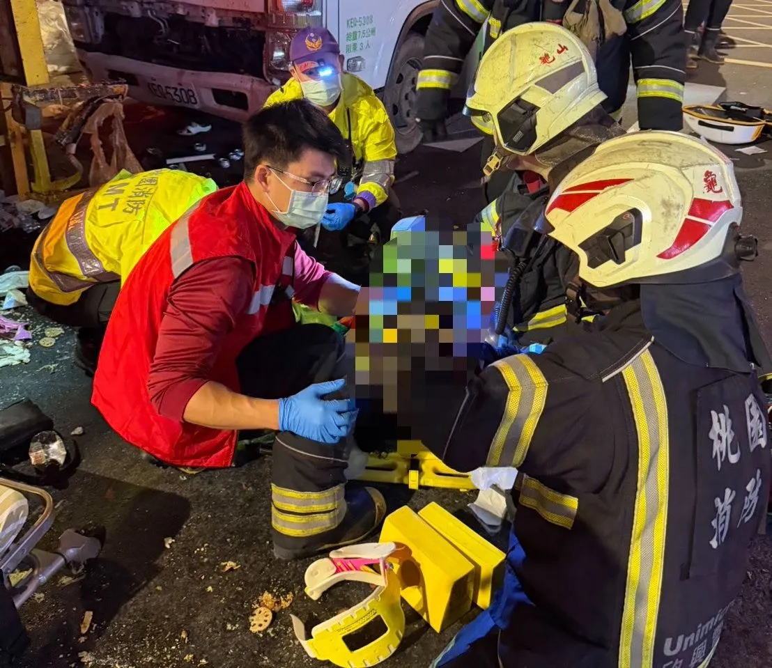 驚險畫面曝光！資收車駕駛突昏厥撞向倒垃圾民眾　7人送醫1死6傷