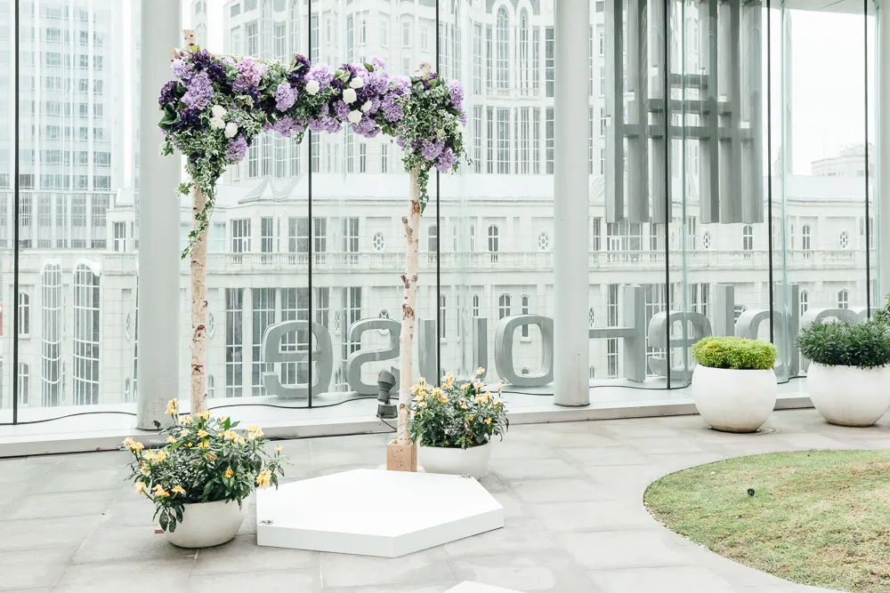 台北艾麗酒店戶外花園場地坐擁信義區城市景觀，證婚儀式可俯瞰繁華天際線，打造兼具儀式感與視覺記憶點的浪漫婚禮場景。台北艾麗酒店提供