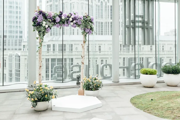 台北艾麗酒店戶外花園場地坐擁信義區城市景觀，證婚儀式可俯瞰繁華天際線，打造兼具儀式感與視覺記憶點的浪漫婚禮場景。台北艾麗酒店提供