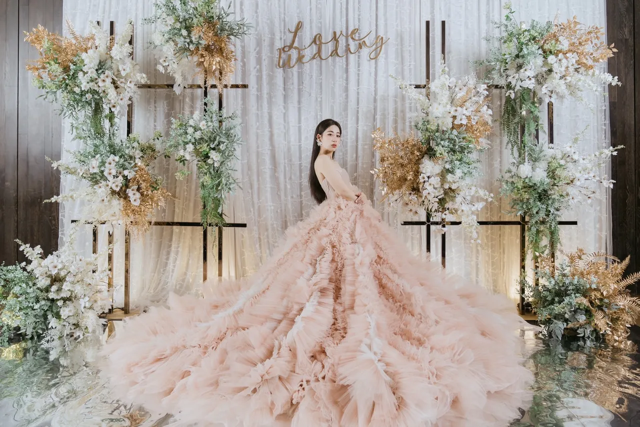 Tiger Wedding 旗下的瘋格婚禮佈置，以大型花藝結構與主題式空間設計，打造極具視覺張力與記憶點的婚禮佈置場景，為證婚與婚宴現場增添儀式感。瘋格婚禮提供