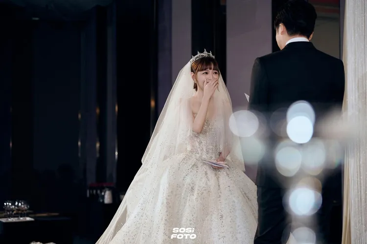 「艾戀臻選」婚禮專案亦邀請SOSi FOTO擔任平面攝影團隊，以細膩構圖與情感捕捉見長，完整記錄新人婚禮當日的動人時刻。SOSi FOTO提供