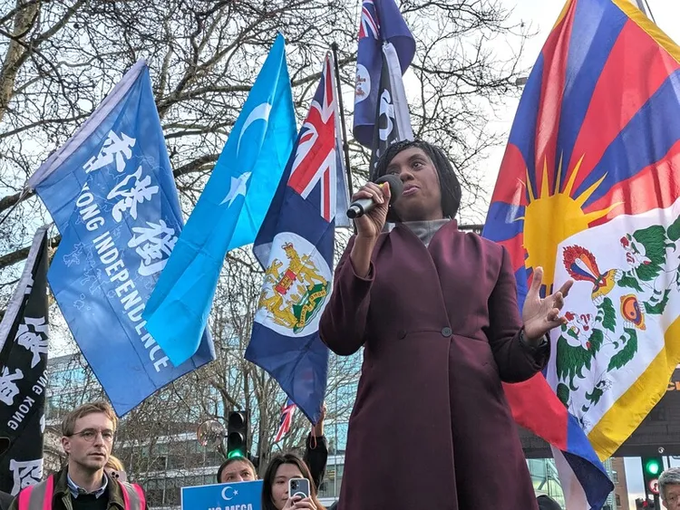 中國在倫敦的巨型新使館預定地17日聚集約千人抗議，英國保守黨黨魁巴登諾克現身表達支持，是歷來出席類似活動的最高階政治人物。 中央社