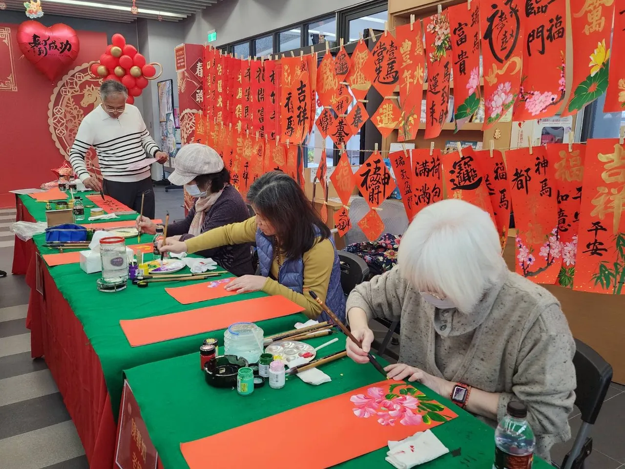 「大師揮毫贈春聯」活動現場結合八里國中辦理「115年孝悌勵學獎助學金頒獎暨學生春聯書畫比賽」，讓傳統文化與品德教育向下扎根。公所提供